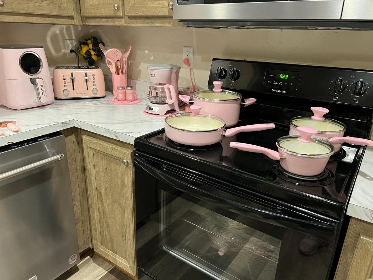 הוילה קוקואה Pink Flamingo House מראה חיצוני תמונה